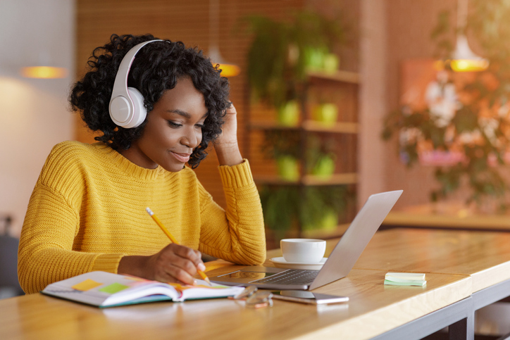 A woman reviews financial advisor websites to choose an advisor to work with.