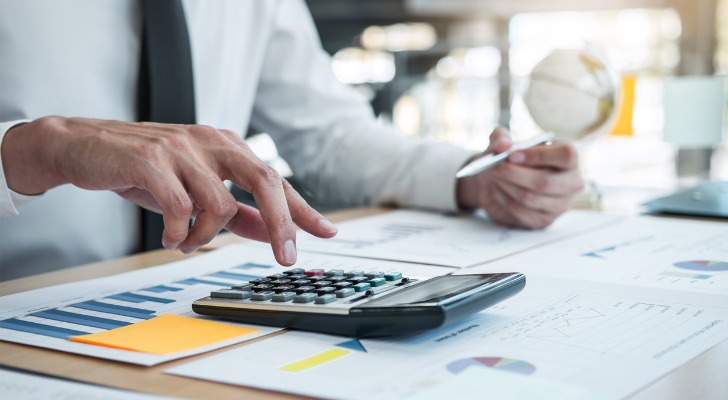 I man comparing the pros and cons of a defined benefit plan?